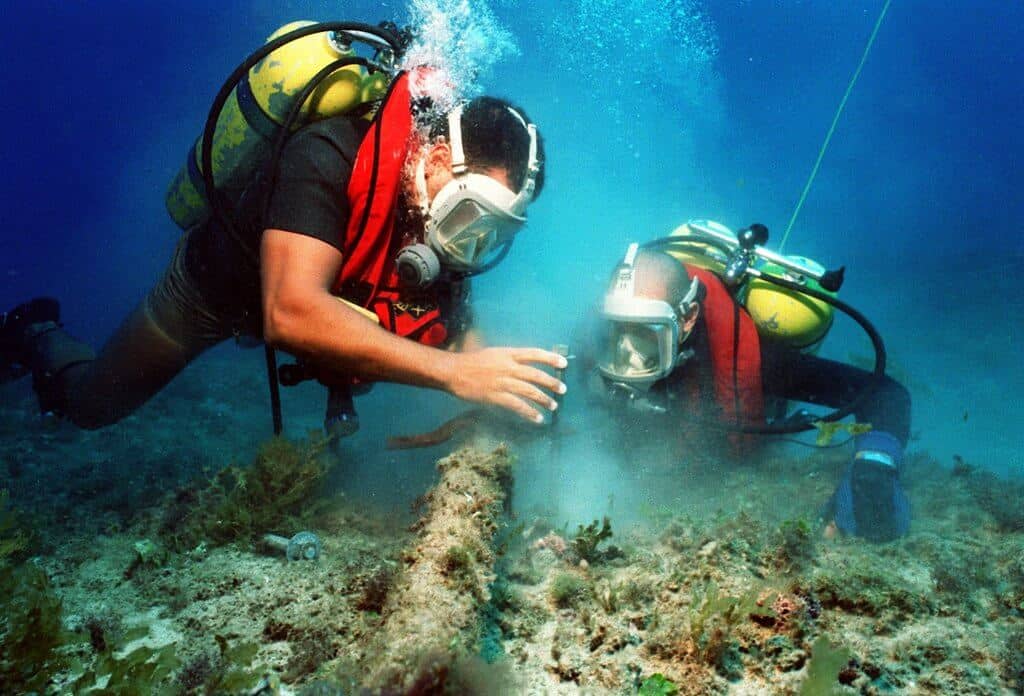 A-imagem-mostra-dois-homens-mergulhando-com-cilindro-no-fundo-do-mar-em-Alagoas.