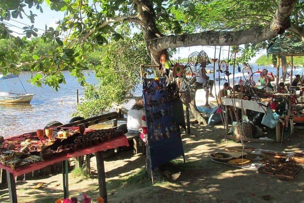 #Pra todos verem: Barracas de artesanato indígena - Caraíva - Porto Seguro - Ba