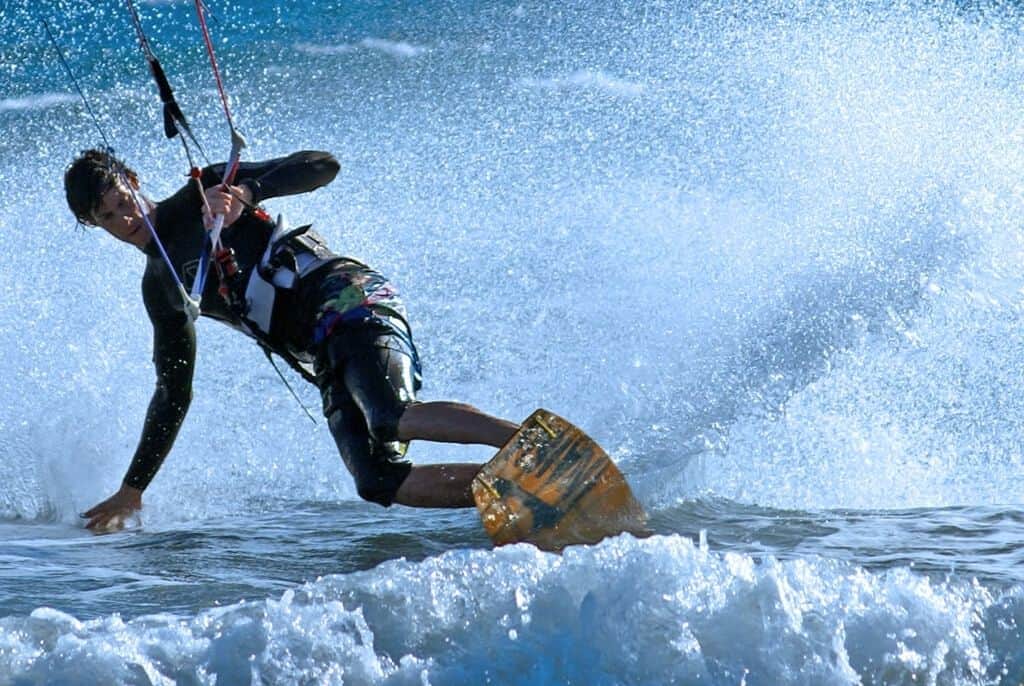 Pra-todos-verem:a-imagem-mostra-um desportista-praticando-Kite-surf