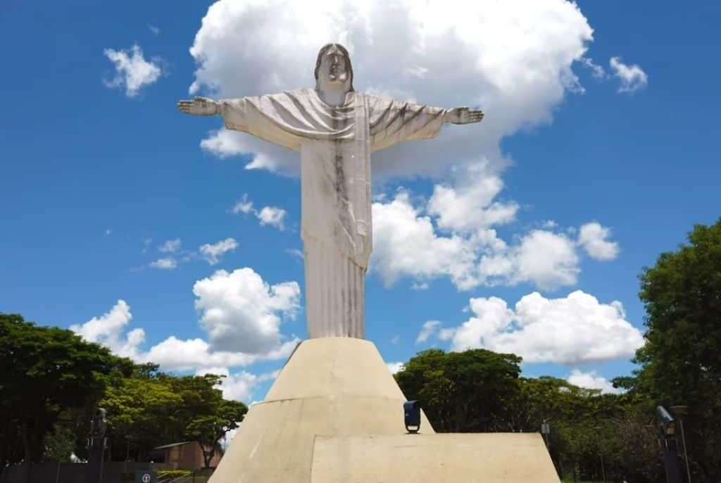 #Pra-todos-verem:Estatua-de-Cristo-no-parque-Araxa-MG