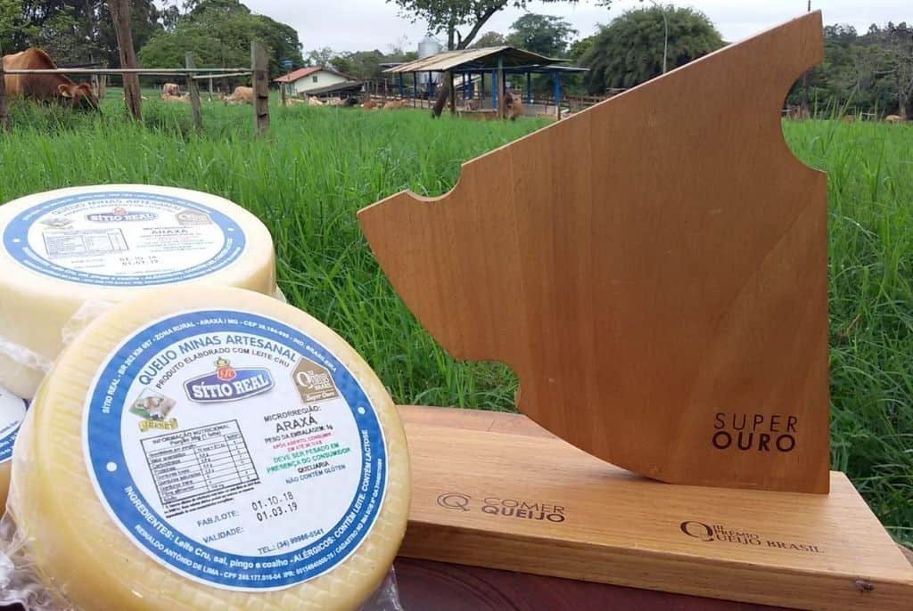 #pra-todos-verem:a-imagem-mostra-uma-mesa-com-queijos-em-area-rural