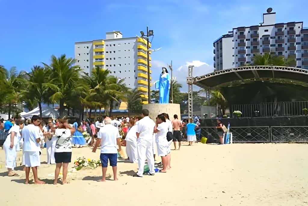 Pra-todos-verem:Festa-de-Iemanjá-em-Praia-Grande