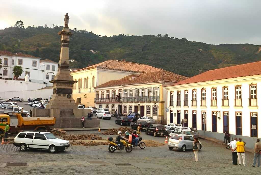 Pra-todos-verem:Praça-Tiradentes-Ouro-Preto
