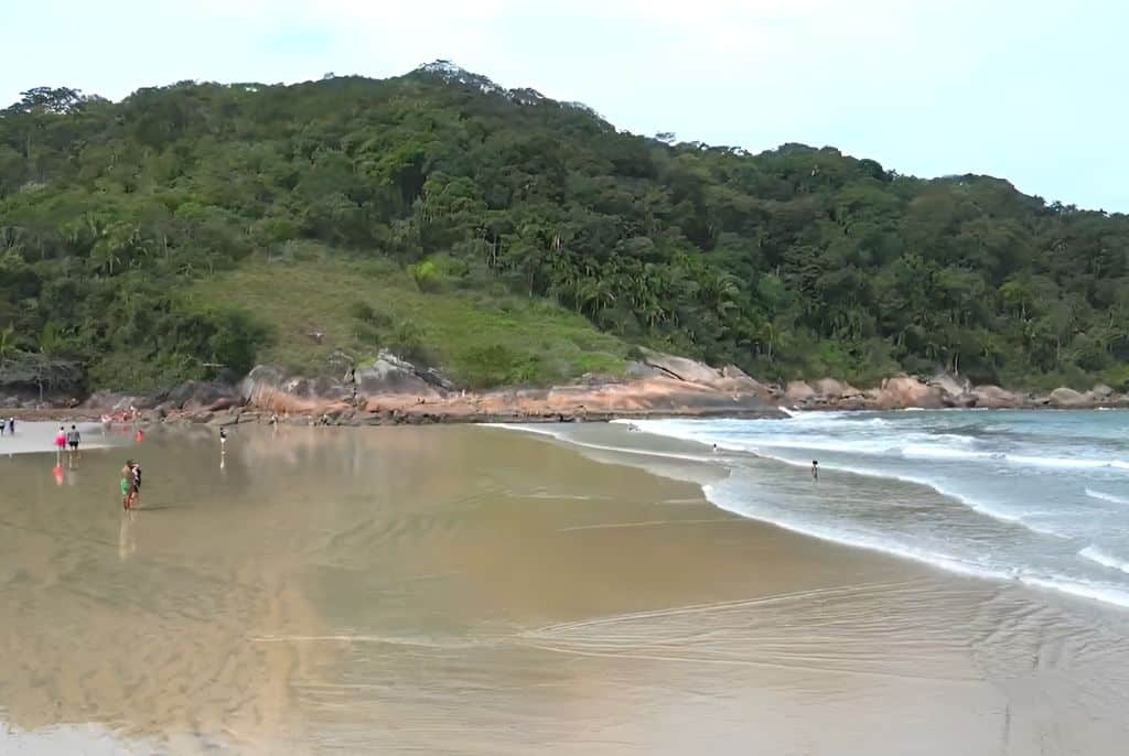 Pra-todos-verem:Praia-do-Guaiuba-Guarujá-SP