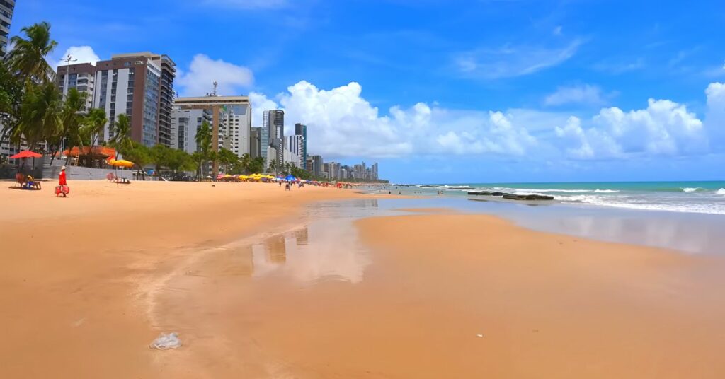 Lugares-para-viajar-no-Brasil-Praia-da-Boa-Viagem-Recife-PE