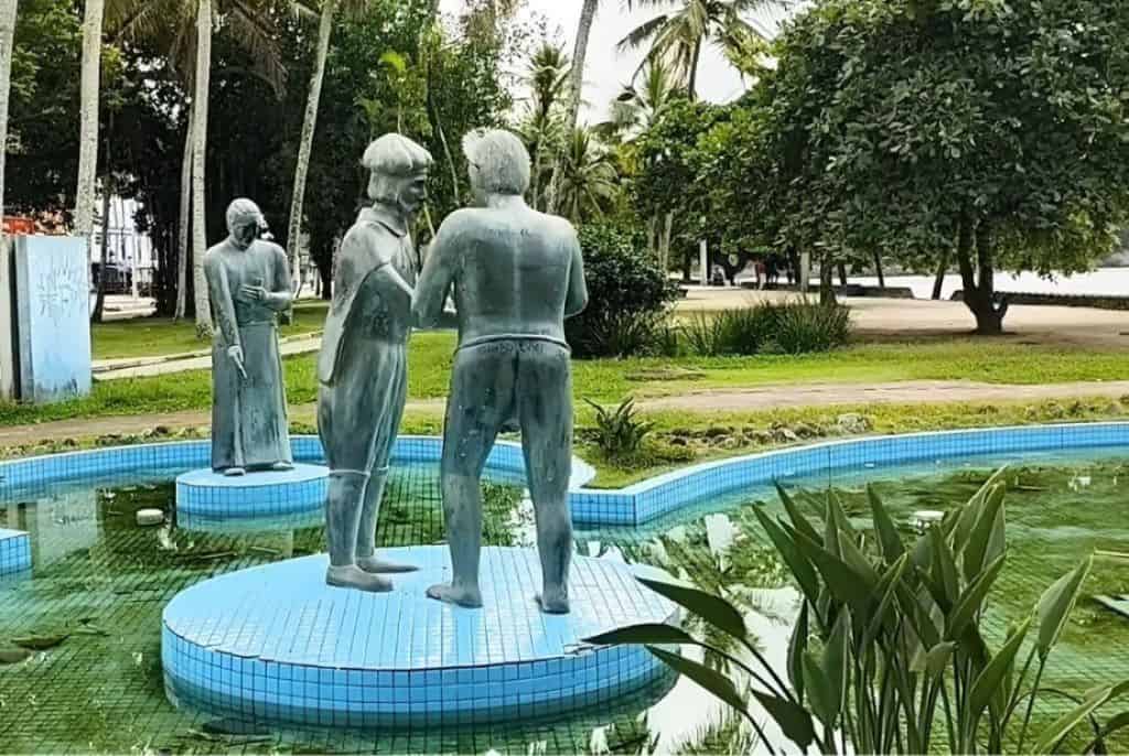 Monumento-de-Padre Anchieta-Manoel-da-Nobrega-e-um-indio-na-Praia-do-Cruzeiro-Ubatuba-SP